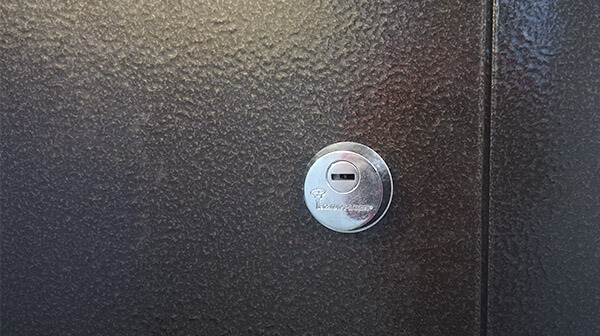 Специалист произвел монтаж бронепластины на замок входной двери