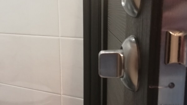 Мастер выполнил установку защелки на межкомнатную дверь