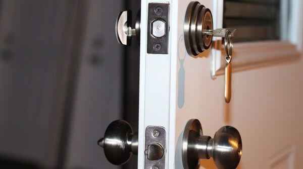 Взлом двери квартиры без повреждений