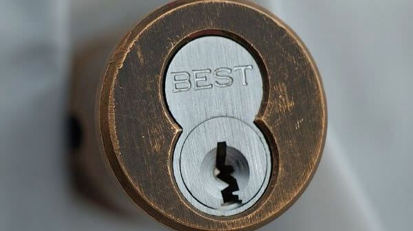 Замена личинки замка входной двери в Курске